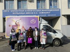 Курские женщины-врачи получили сладкие подарки от кондитерской фабрики