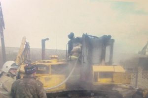 В Фатеже Курской области пожарные потушили бульдозер
