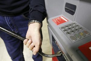Курянин пытался похитить из банкомата 2 миллиона рублей