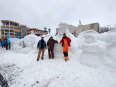 На Театральной площади Курска появилась снежная скульптура «Масленица»