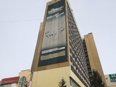 С гостиницы «Курск» сняли огромную рекламную конструкцию