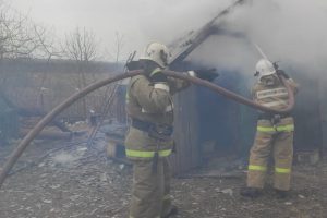 В курской деревне горящий сарай тушили 15 человек