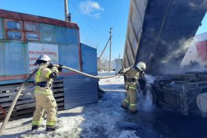 В Курске на улице 50 лет Октября сгорел грузовик