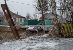 В Курске в большой луже утонул автомобиль такси