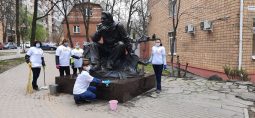 В Курске волонтеры отмыли памятник Евгению Носову