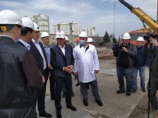 В Курской области проинспектировали стройку, открыли памятник и заложили аллею