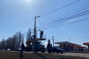 В Курске демонтируют незаконно размещенные провода