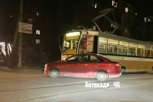 В Курске водитель «Лады» врезался в трамвай