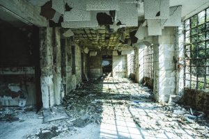 В Курской области на детей обрушилась стена заброшенного дома