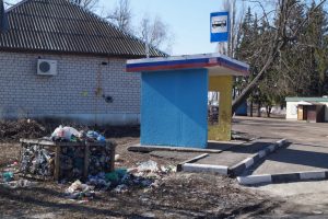 Несут всё, что  не нужно в хозяйстве