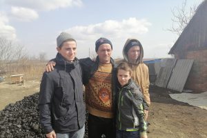 В Курской области отцу-одиночке с тремя детьми помогли углем