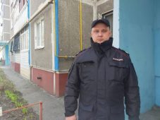 Полицейский из Курска спас человека из горящей квартиры
