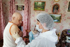 В Курске маломобильных граждан вакцинируют на дому