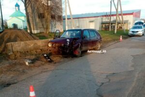 В Курской области пьяный водитель снес фонарный столб