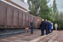 Губернатор Курской области возложил цветы к стеле «Героям-курянам»