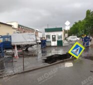 В Курске ушел под землю дорожный знак