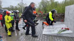В Курской области мотоциклисты возложили цветы к братской могиле