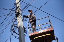 В Курске будут демонтировать незаконно размещенные провода