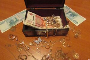 В Курске раскрыли кражу денег и золотых украшений у пенсионерки
