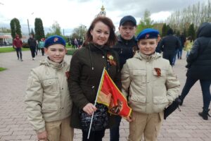 Куряне пришли на Парад Победы с портретами ветеранов