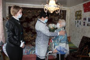 102-летнюю участницу войны Елизавету Алферову поздравила депутат Ольга Германова