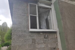 В Курске 3-летний малыш закрыл бабушку на балконе