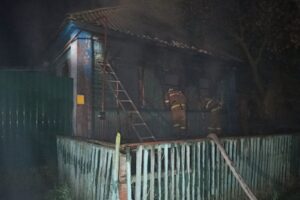 В Курской области ночью загорелся деревянный дом