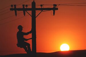 В Курской области работник электрических сетей умер от удара током