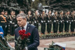 Виктор Карамышев поздравил курян с Днем Победы