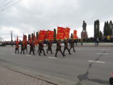 У Триумфальной арки в Курске прошел Парад Победы