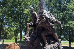 В Понырях открыли памятный знак в честь воинов-пограничников Курской битвы