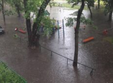 В Курске ливень затопил улицу Серегина