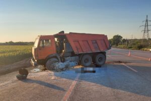 В Курской области в ДТП с грузовиком погиб мотоциклист и его пассажир