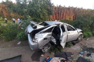 В Курском районе автомобиль врезался в дерево, ранена женщина