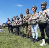 В Курске воспитанники военно-патриотических клубов прыгают с парашютом