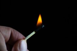 В Рыльском районе Курской области сгорел сарай площадью 70 квадратных метров