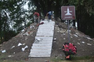 В Понырях ремонтируют памятник