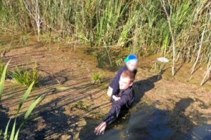 Пропавшего ребёнка спасли  из болота