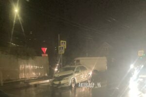 В Курске водитель спровоцировал ДТП, проехав на красный  свет