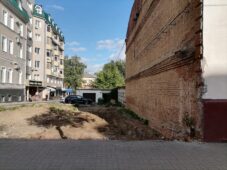 Стену с закрашенными граффити в центре Курска снесли
