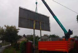 В Курске на улице Литовская демонтировали незаконные баннерные конструкции
