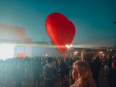 В Курске началось вечернее свечение аэростатов