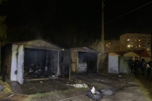 В Курске из-за неисправной печки сгорели три гаража и автомобиль