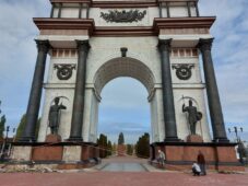 В Курске капремонт Триумфальной арки завершат в декабре