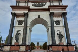 В Курске капремонт Триумфальной арки завершат в декабре