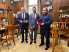 Директор национального центра имени Гамалеи Александр Гинцбург получил курскую награду