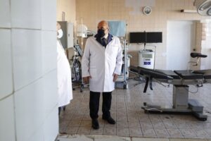 Михаил Мишустин посетил старую операционную в курской областной больнице