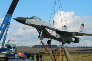 В Курской области на выезде из Суджи установили «МиГ-29»