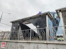 В Курске вандалы разбили стекло на остановке у ТЦ «МегаГриНН»