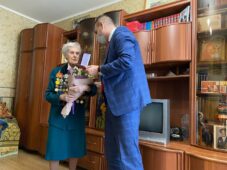 В Курске пенсионерке вручили медаль «За оборону Москвы»